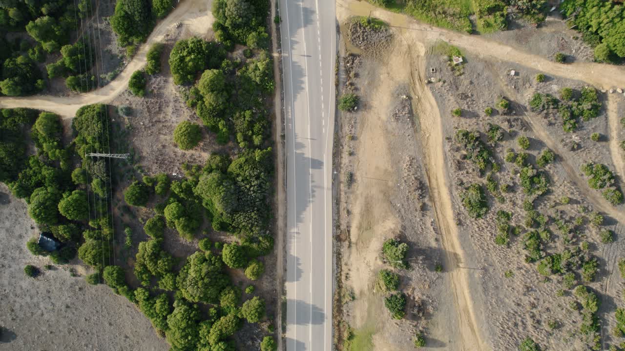 foto de drone de arriba hacia abajo de la carretera e-5 en el campo de españa