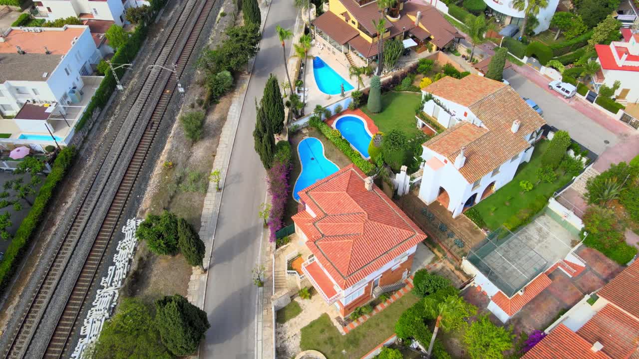 잃어버린 dji mavic 2 드론이 건물 꼭대기에 추락한 항공 4k 드론 영상