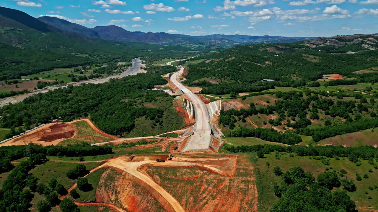 vista aérea del sitio de construcción de carreteras en el paisaje de grecia, autopista a3, toma de dron