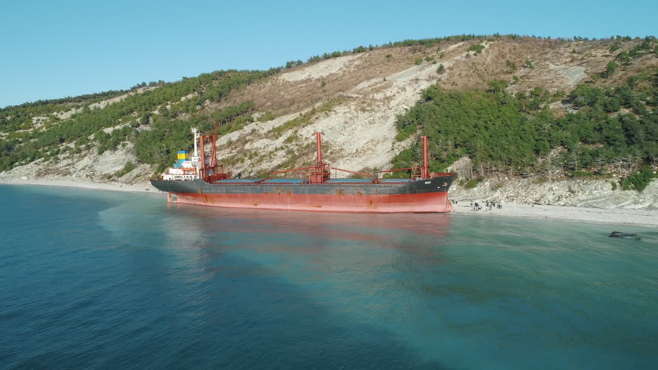 해변 에 버려진 화물선