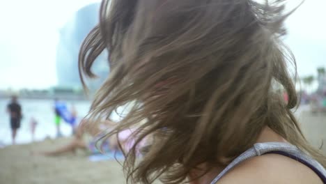 Cara-De-Niña-Hermosa-Sonriente-En-La-Playa-Del-Mar.-Primer-Plano-De-Un-Retrato-De-Mujer-En-La-Playa