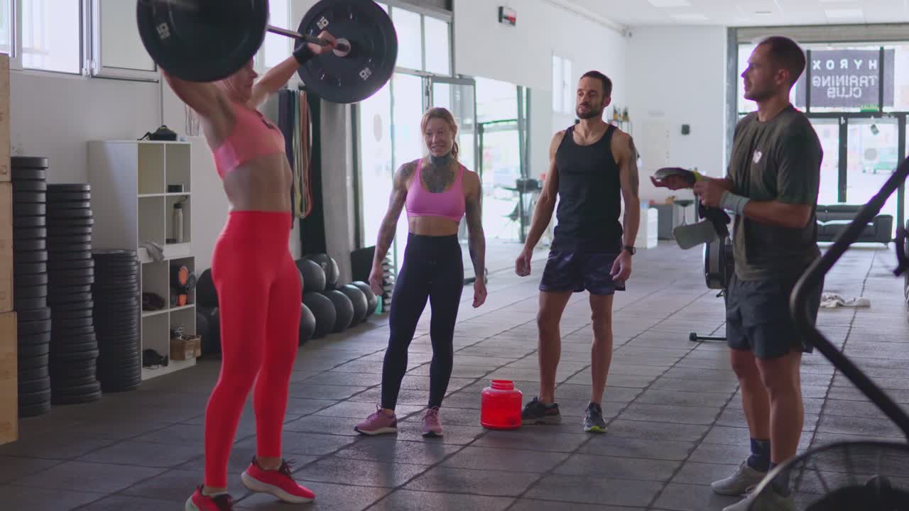 Sterke vrouw tilt halter in een sportschool tijdens de training