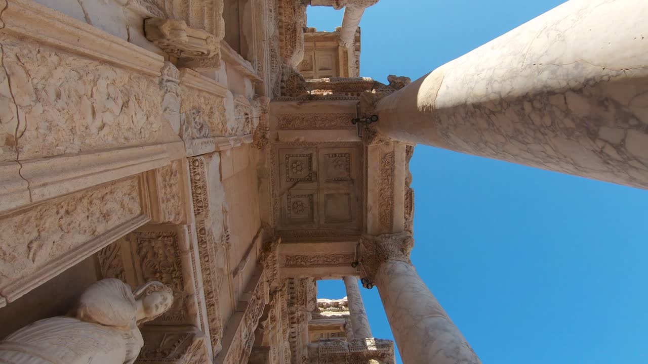 detalles de columna tallada y paredes
