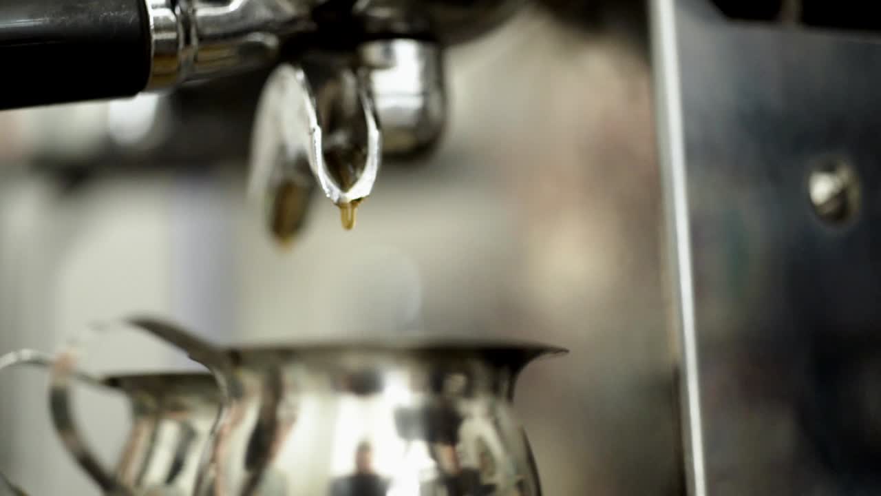 Mesin Espresso Menuangkan Kopi