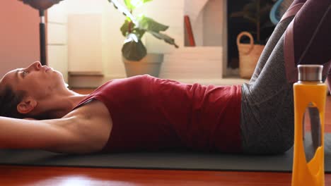 Mujer-Caucásica-Haciendo-Deporte-En-Casa