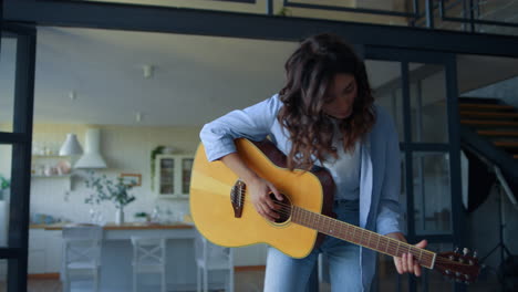 músico positivo tocando una canción en la guitarra