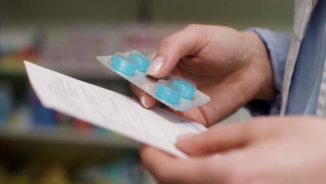 mujer con pastillas y papel en la farmacia