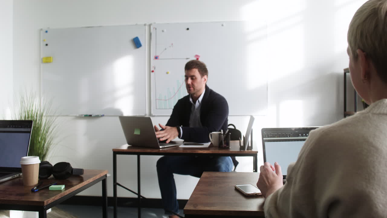 profesor masculino explicando en el aula