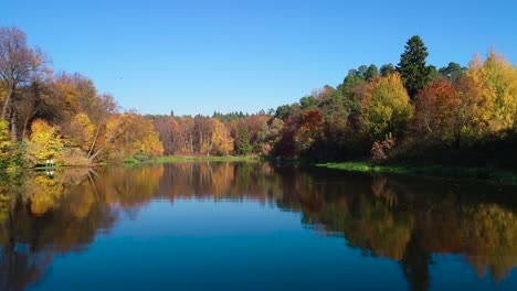 Colorful-autumn-forest-wood-on-the-lake