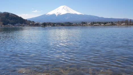 vista del paisaje natural de la montaña volcánica de fuji con el lago kawaguchi en primer plano-4k uhd vídeo cortometraje