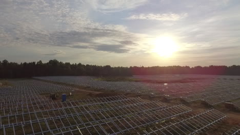 Drohnenaufnahme-Eines-Im-Bau-Befindlichen-Solarfeldes-In-Die-Sonne