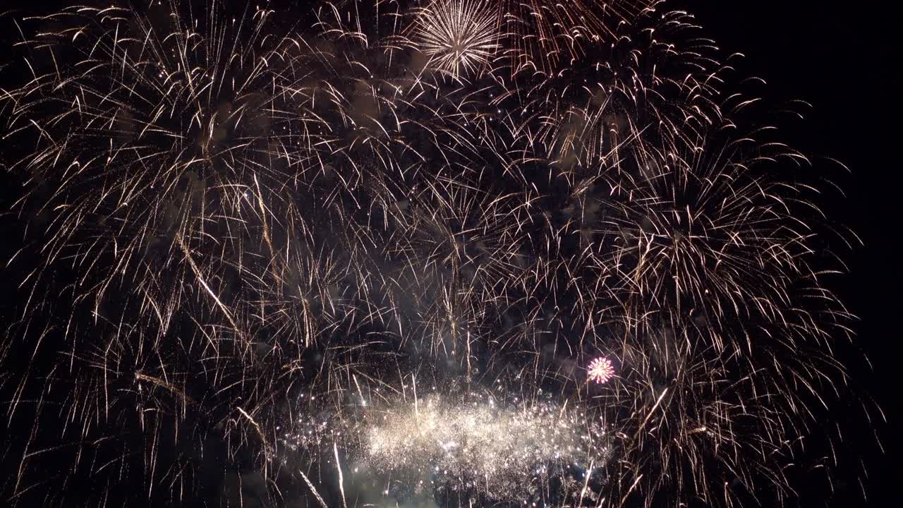 Bellissimo spettacolo pirotecnico colorato di notte per una celebrazione durante un festival.