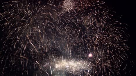 hermosa exhibición de trabajo de fuego colorido por la noche para la celebración en el festival
