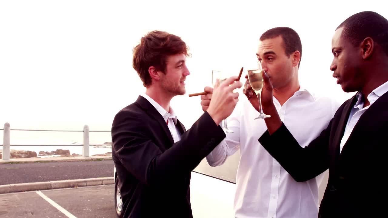 친구들이  ⁇ 페인을 건배하고 있습니다.