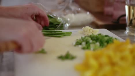 Cerca-De-Mujer-Preparando-Guisantes-De-Nieve-En-Cámara-Lenta