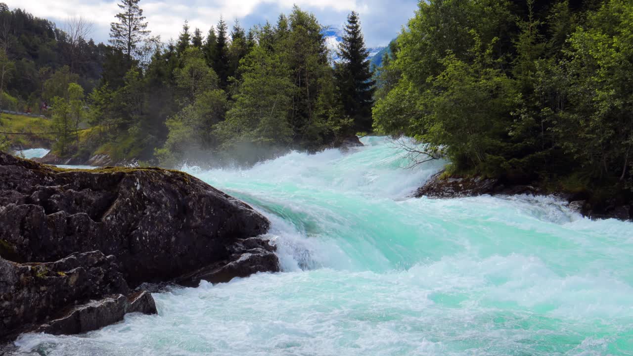 Acqua di fiume di montagna Norvegia Natura meravigliosa