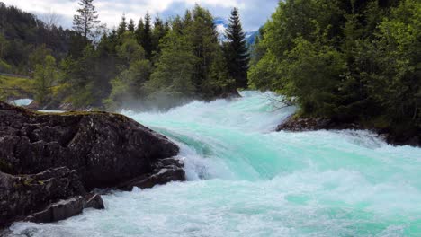 el agua del río de montaña de noruega es una naturaleza hermosa.