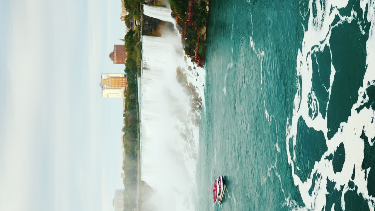 Video verticale 4K - Cascate del Niagara e fiume Niagara visti dalla sponda canadese.