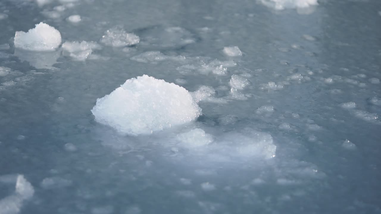 nieve y hielo en una superficie congelada