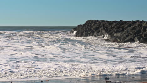 Large-Storm-Waves-Crashing-On-Rocky-Shore-In-Gold-Beach,-Oregon