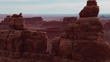 Drone-Vuela-A-Través-De-La-Cima-De-Una-Roca-Gigante-En-El-Valle-De-Los-Dioses,-Utah