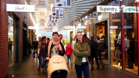 interior de un centro comercial muy ocupado