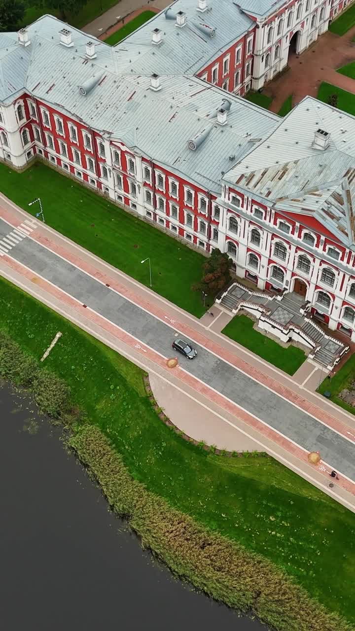 Vista aerea dell'edificio di Jelgava in Lettonia con aree circostanti verdi