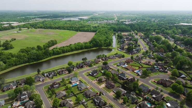 Un quartiere residenziale lussureggiante a Collierville, Tennessee, che mostra case, strade e vegetazione, vista aerea
