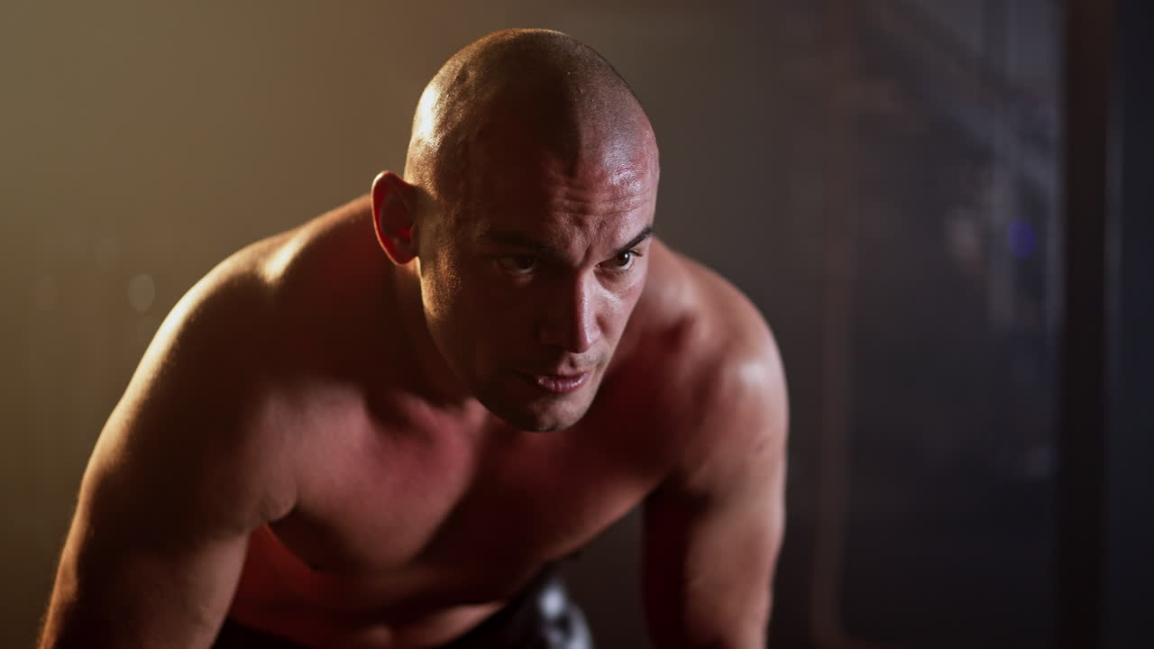 hombre trabajando en el gimnasio