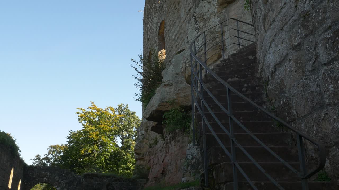 Una escalera de piedra vacía serpentea hacia arriba a lo largo de los muros de piedra desgastados del Castillo de Gräfenstein, Merzalben, Renania-Palatinado, Alemania.