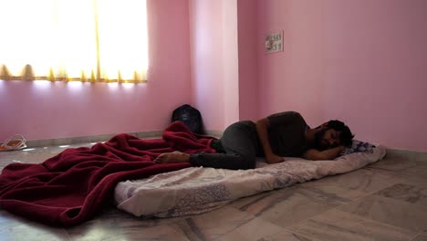 joven solo en la casa debido a la pendemia y el encierro