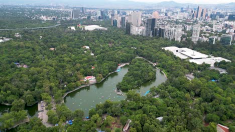 Reflexiones-Del-Lago:-Impresionantes-Vistas-Del-Bosque-De-Chapultepec-Desde-Arriba,-Ciudad-De-México