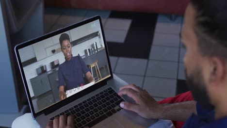 hombre de oriente medio haciendo una videollamada con una colega en una computadora portátil