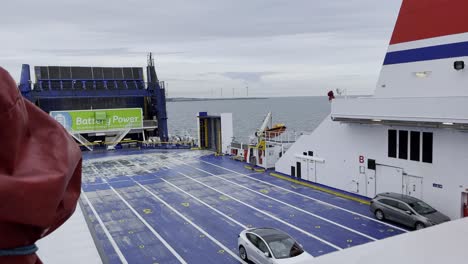 Deckt-Eine-Autofähre-Auf-Dem-Meer-Mit-Wenigen-Autos-Und-Wasser-Bis-Zum-Horizont-Ab