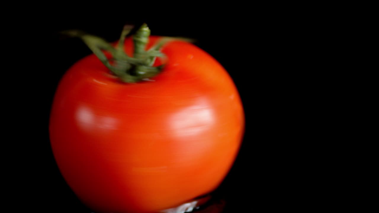 테이블 위에 회전하는 익은 토마토.