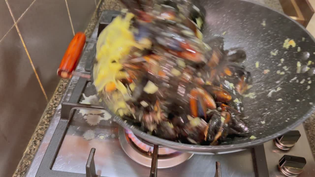 Sautéed garlic and butter mussels in woke, Mahe Seychelles 25fps 003