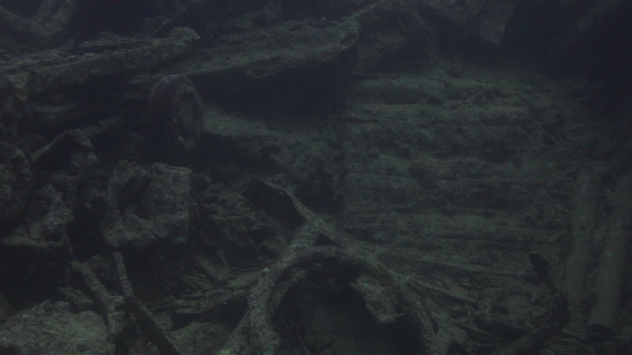 ss thistlegorm es uno de los naufragios más famosos del mundo que transportaba equipo militar durante la segunda guerra mundial, atrae a muchos buzos por la cantidad de carga que se puede ver y explorar