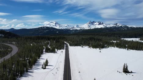 carretera que conduce hacia las montañas nevadas en cascada en oregon