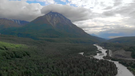 Kings-Mountain-Alaska-Con-Río-Día-Nublado