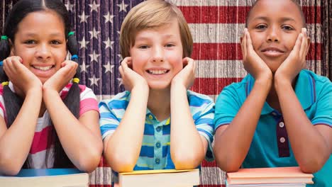 animación de un grupo diverso de estudiantes sonriendo sobre la bandera estadounidense