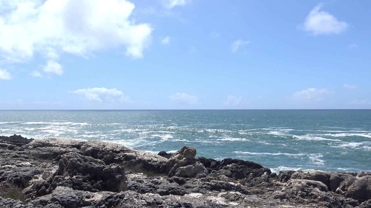 깨끗한 바다와 바위가 많은 해안