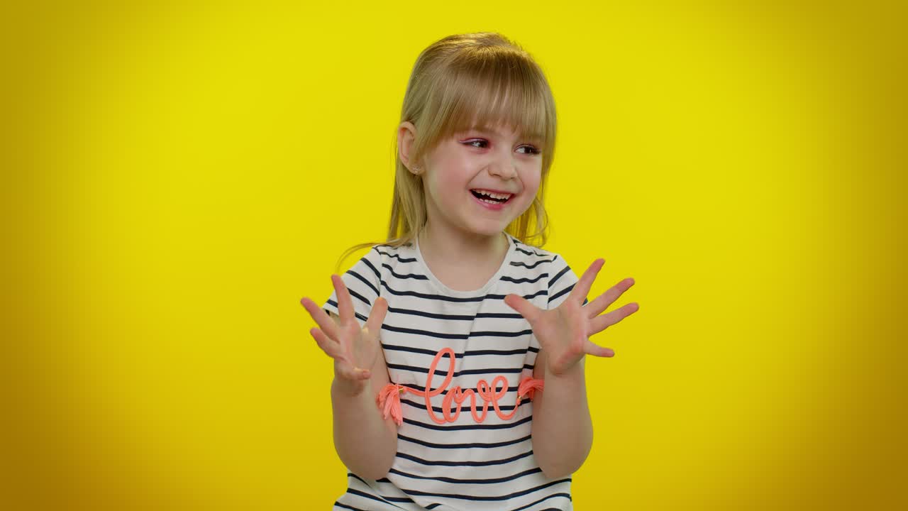 십대 소년 소녀는 성공을 축하합니다, 승리합니다, 울부습니다, 기합니다, 승리했습니다, 손, 몸짓, 네라고 말합니다.