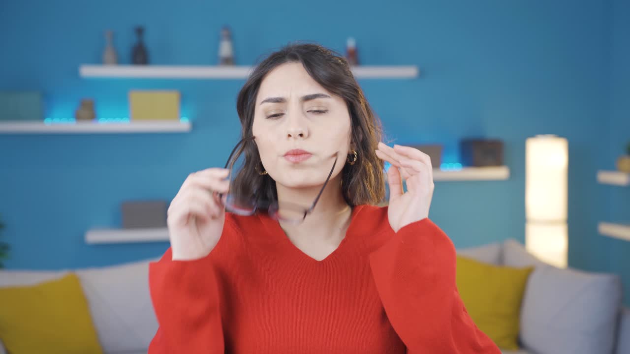 두통을  ⁇ 는 젊은 여성.