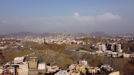 Luftdrohnenüberflug-über-Die-Provinz-Mekka-Und-Skyline-In-Der-Wüstenstadt-Saudi-Arabien,-4k