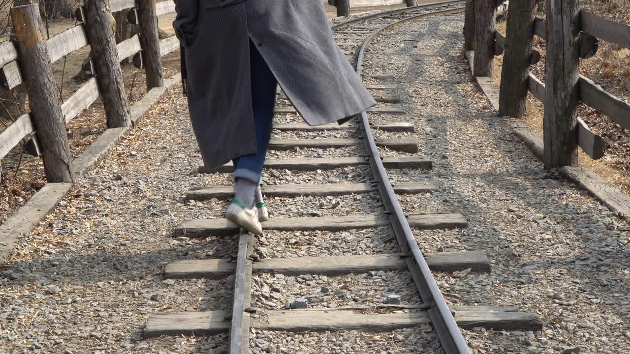 isla nami primer plano mujer chica caminando sola el ferrocarril ferrocarril