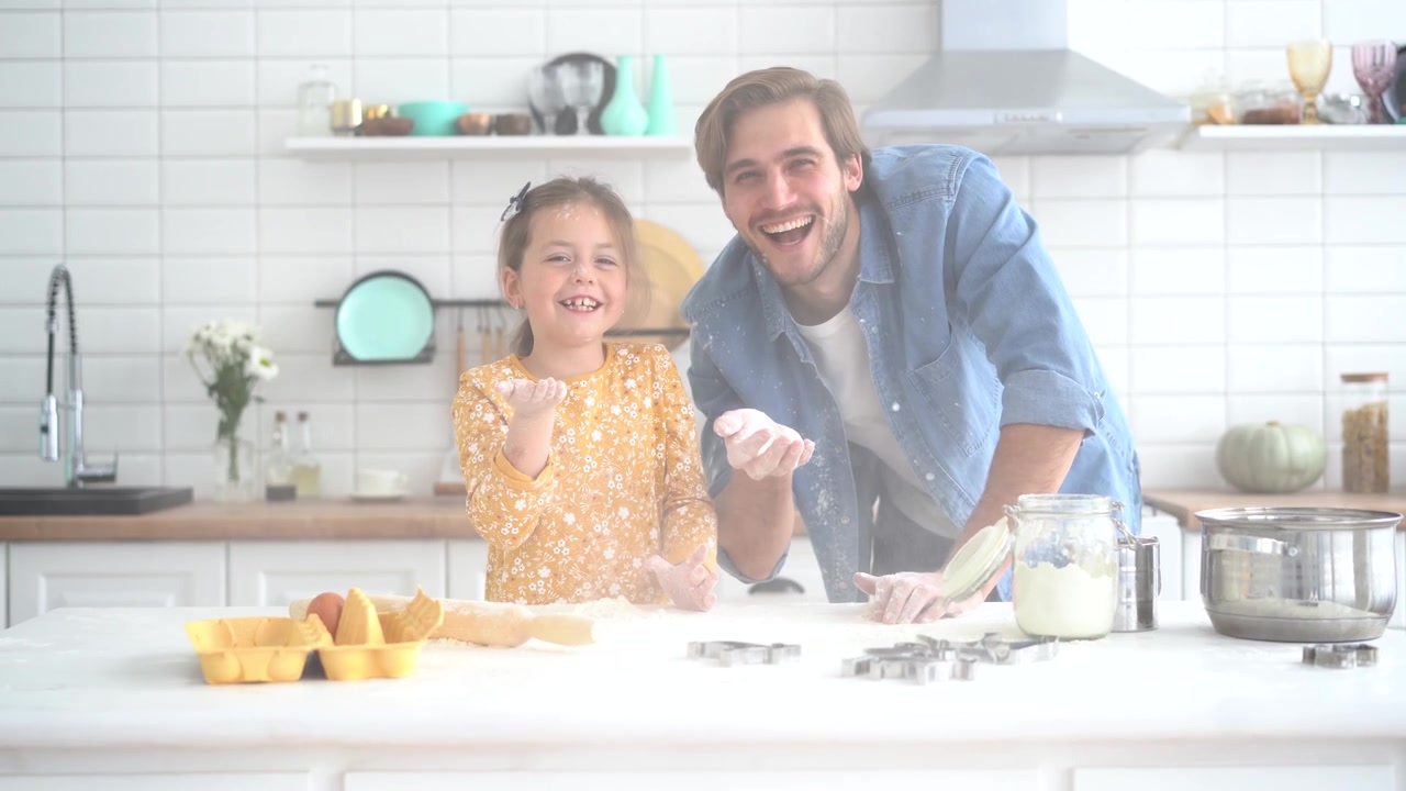 Vater und Tochter haben Spaß beim gemeinsamen Backen in der Küche