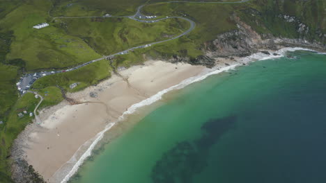 Vista-Aérea-De-La-órbita-Descendente-De-La-Playa-De-Keem-Ubicada-En-La-Isla-De-Achill