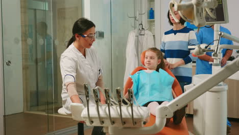 Madre-Visitando-Una-Clínica-De-Odontología-Con-Un-Niño-Recibiendo-Tratamiento-Médico.