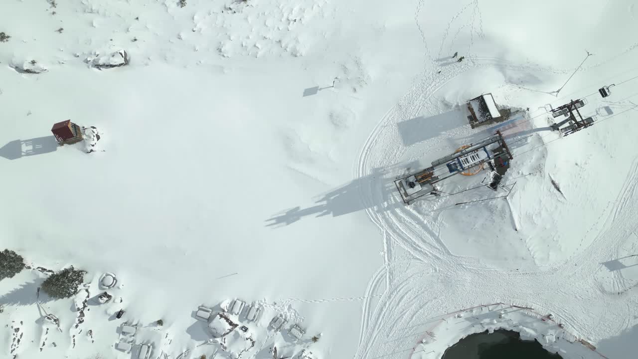 스위스 알프스 산맥을 따라 빛의 날 에 엔젤베르크 브루니 바에서 의자 엘리베이터로 산을 올라가는 사람들 위의 드론의 새의 시야