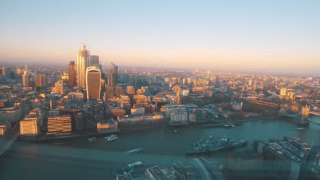 Barcos-De-Lapso-De-Tiempo-Navegando-Por-El-Río-Támesis-Y-El-Horizonte-De-Londres